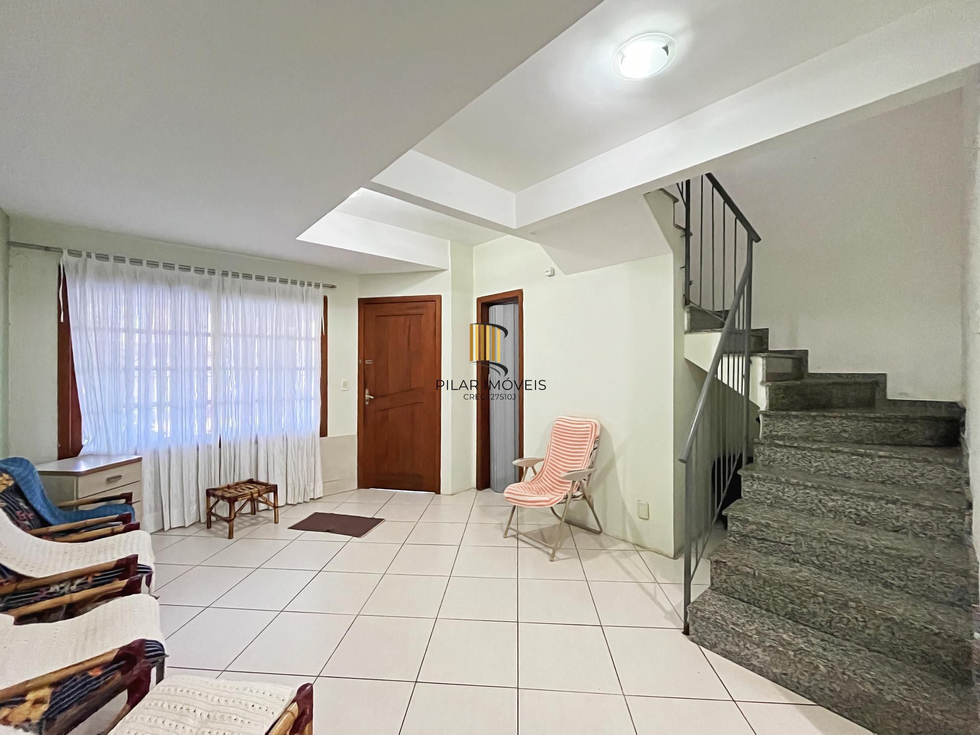 Residência com 4 dormitórios sendo 1 suites no Bairro Guarujá.