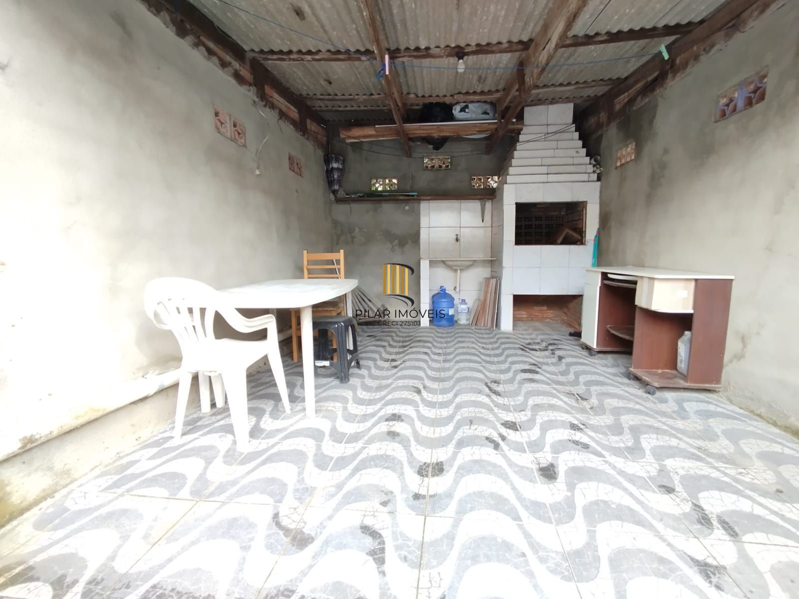 Casa 2 dorm, sala, cozinha, banheiro e área gourmet. Aceita carro no negócio. Nã