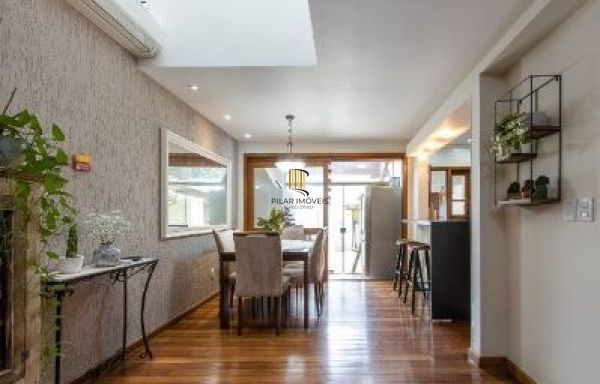Casa em Porto Alegre, no bairro Ipanema, com 3 dormitório(s), e 3 banheiros, à v