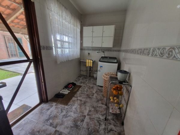 Sobrado em Porto Alegre, no bairro Ponta Grossa, com 4 dormitório(s), e 4 banhei