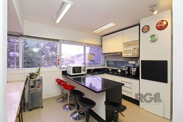 Casa em Porto Alegre, no bairro Tristeza, com 3 dormitório(s), e 3 banheiros, à 