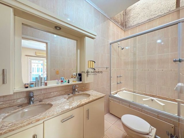 Casa em Condominio fechado com 4 dormitórios e 1 suíte.