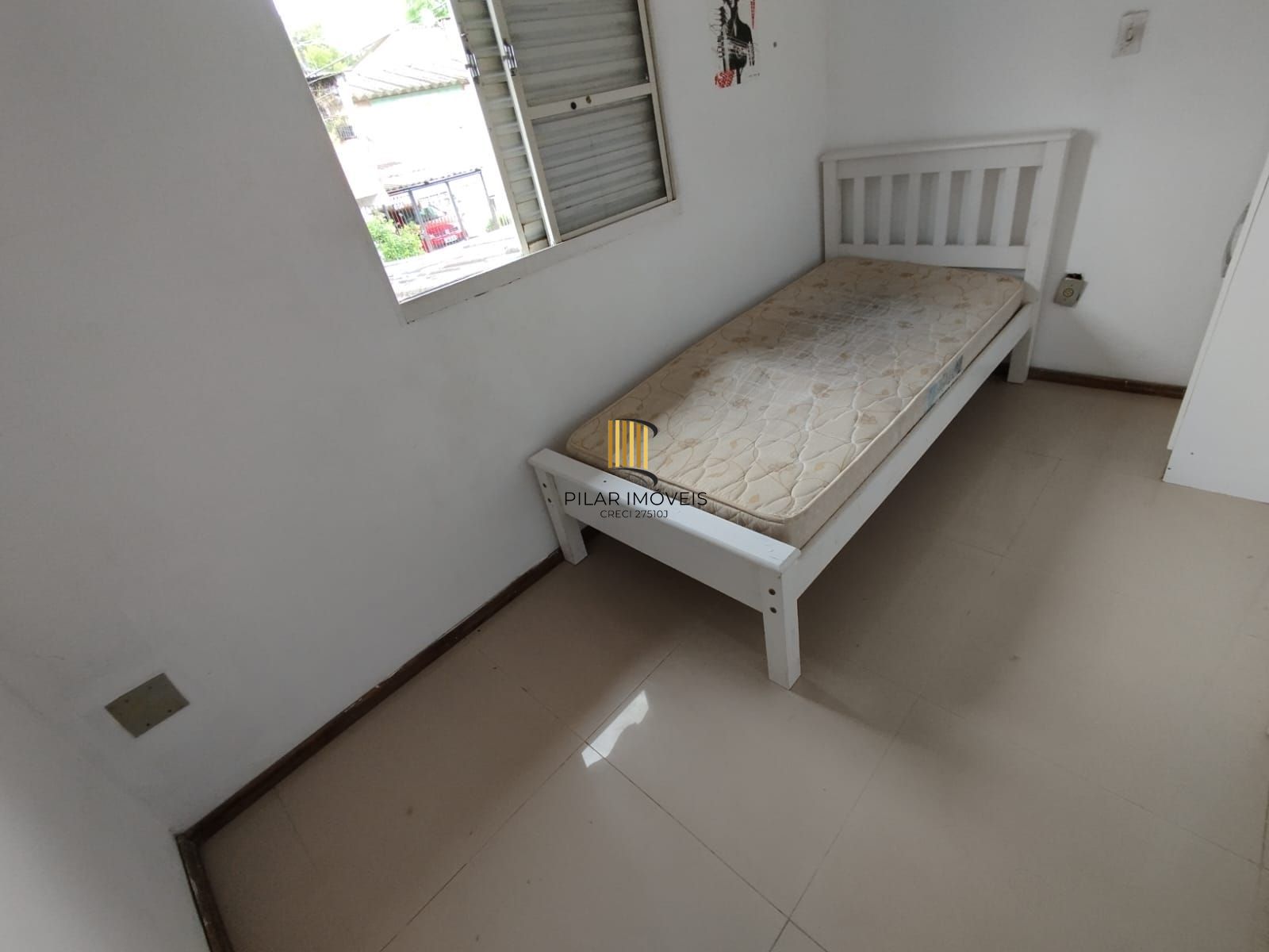 Casa 2 dorm, sala, cozinha, banheiro e área gourmet. Aceita carro no negócio. Nã