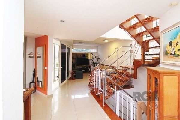 Casa em Porto Alegre, no bairro Tristeza, com 3 dormitório(s), e 3 banheiros, à 