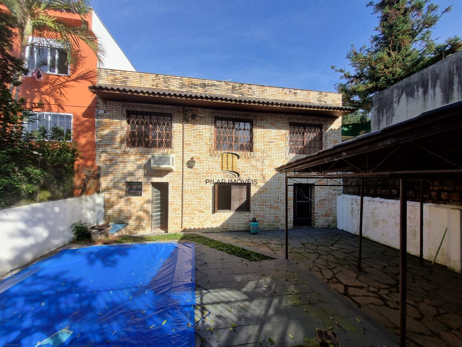 Residência no bairro Camaquã, com 3 dormitório(s), e 3 banheiros,