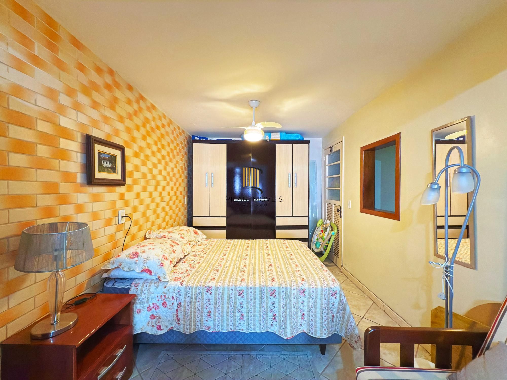 Ótima residência com 4 dormitórios, lareira e piscina no coração do bairro Tristeza.