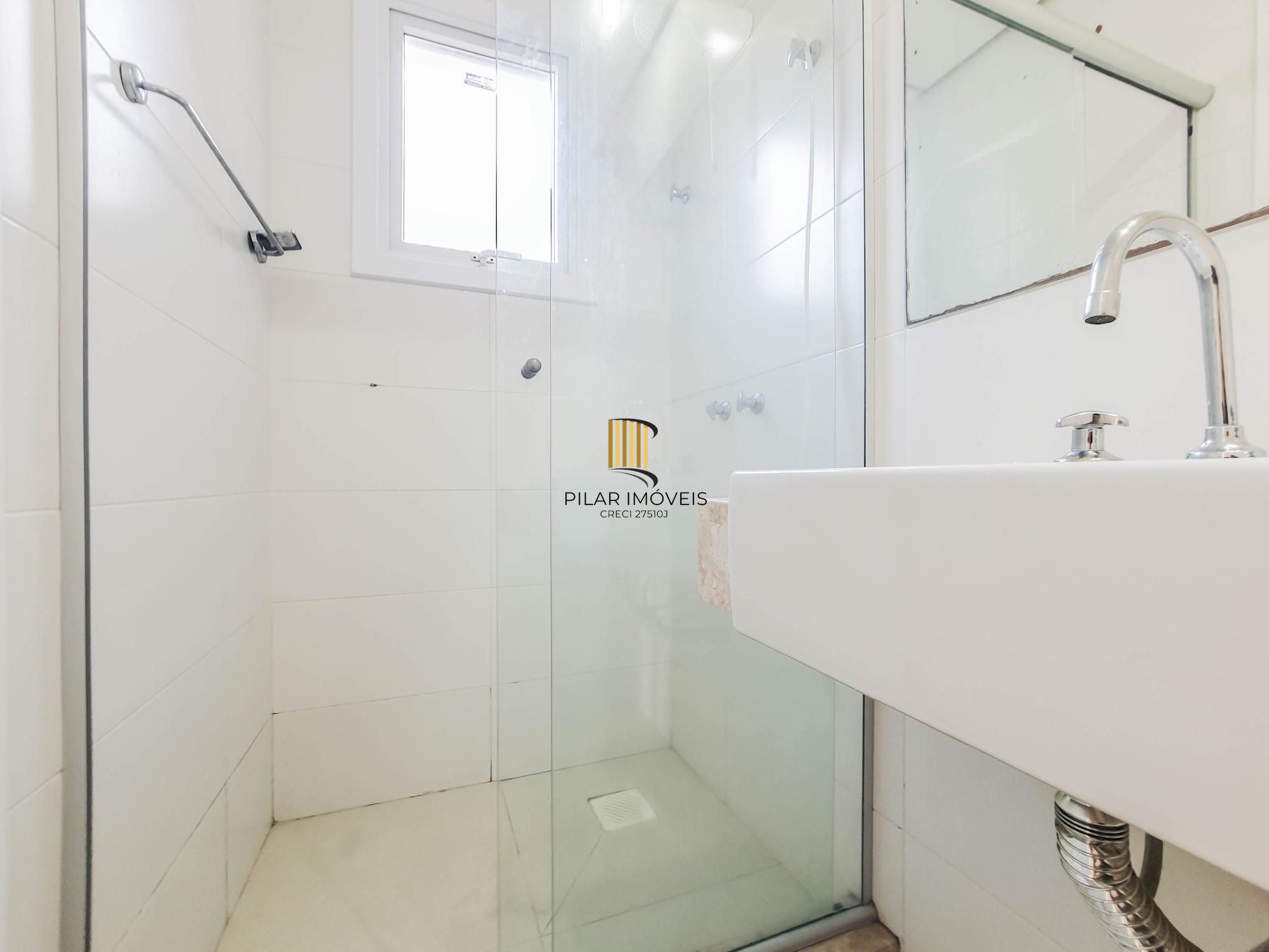 Linda casa Térrea em Condomínio, 3 suítes, 3 vagas cobertas, pátio com Piscina!