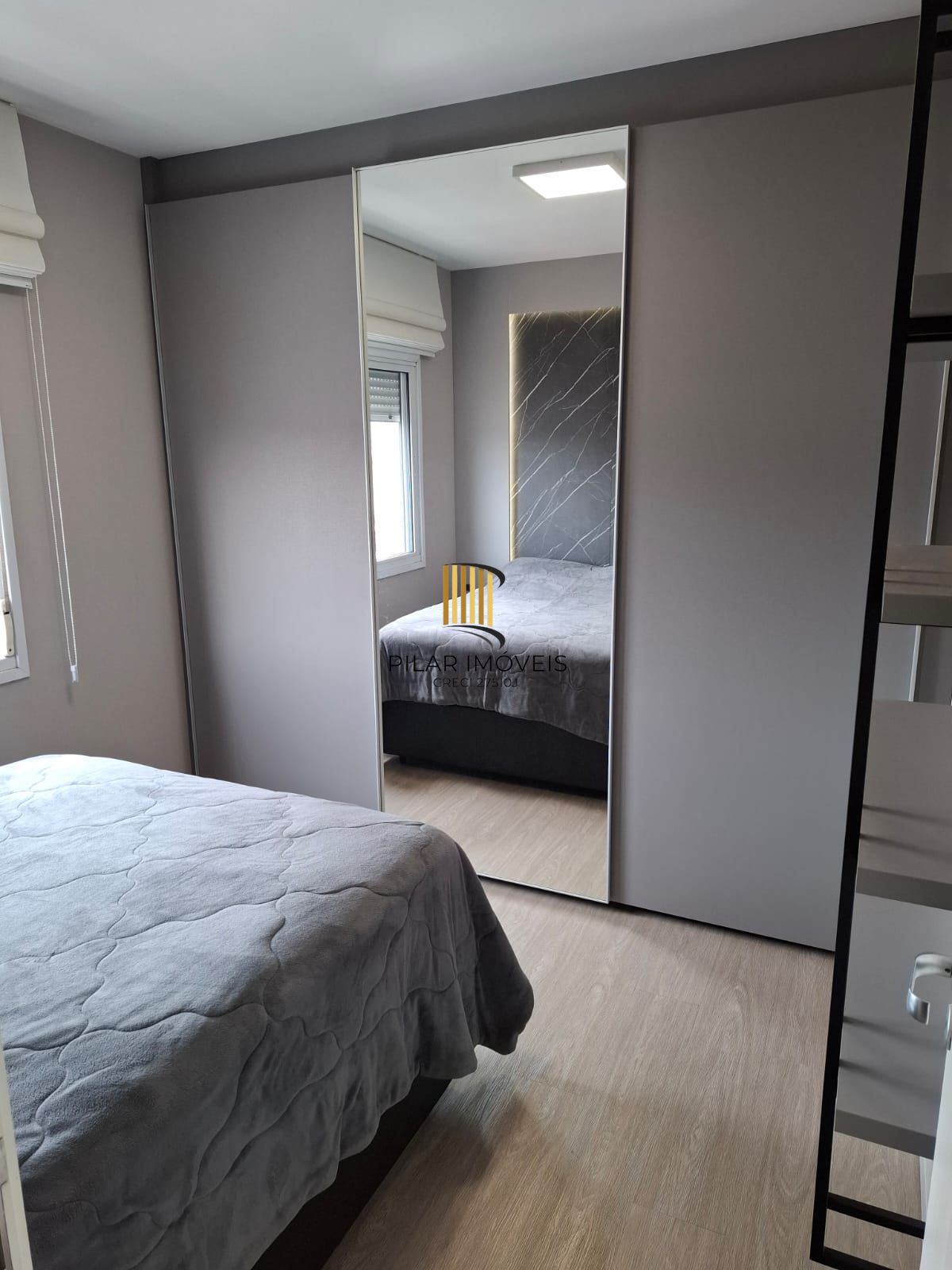 Apartamento com 1 dormitório e 1 vaga garagem á venda no Bairro Azenha.