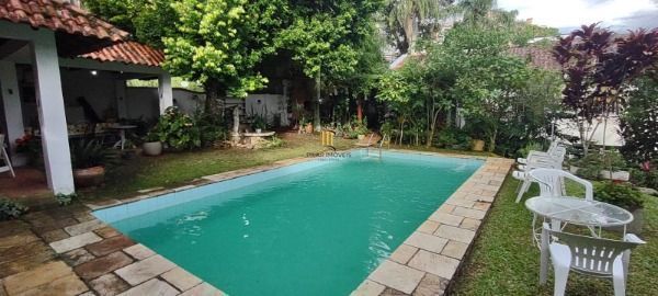 Casa em Porto Alegre, no bairro Jardim Isabel, com 5 dormitório(s), e 5 banheiro