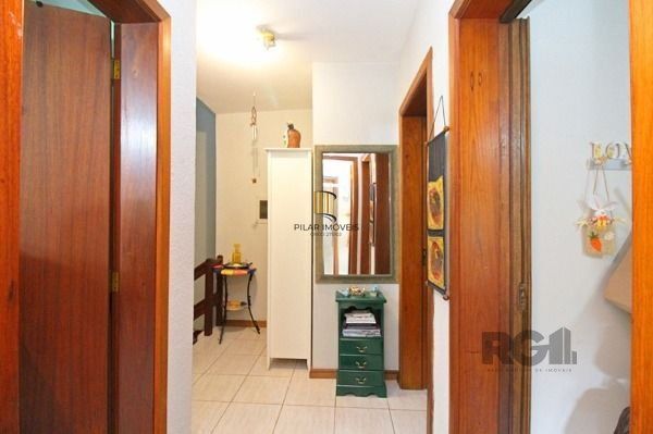 Casa em Porto Alegre, no bairro Guarujá, com 3 dormitório(s), e 3 banheiros, à v