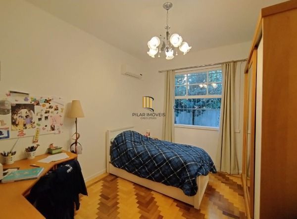 Casa em Porto Alegre, no bairro Vila Nova, com 3 dormitório(s), e 3 banheiros, à