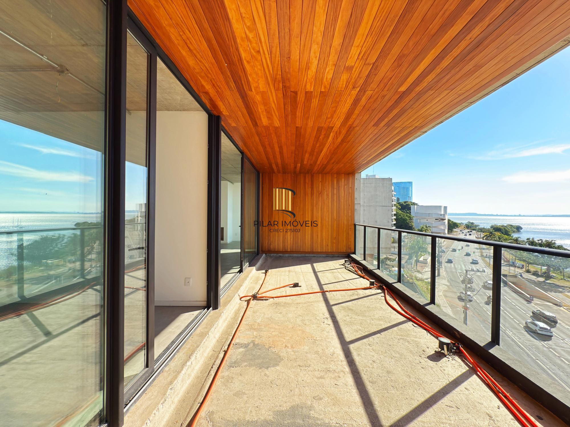 Belíssimo apartamento com 230,6m2, 3 suítes e 4 vagas de garagem. Projeto diferenciado e vista deslumbrante para o pôr do sol do Guaíba.