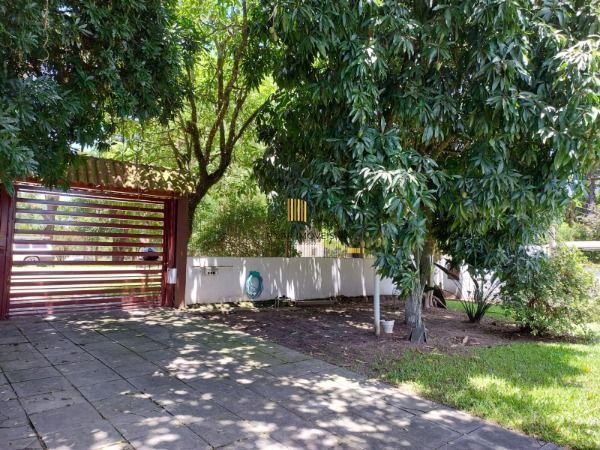 Casa em Porto Alegre, no bairro Belém Novo, com 4 dormitório(s), e 4 banheiros, 