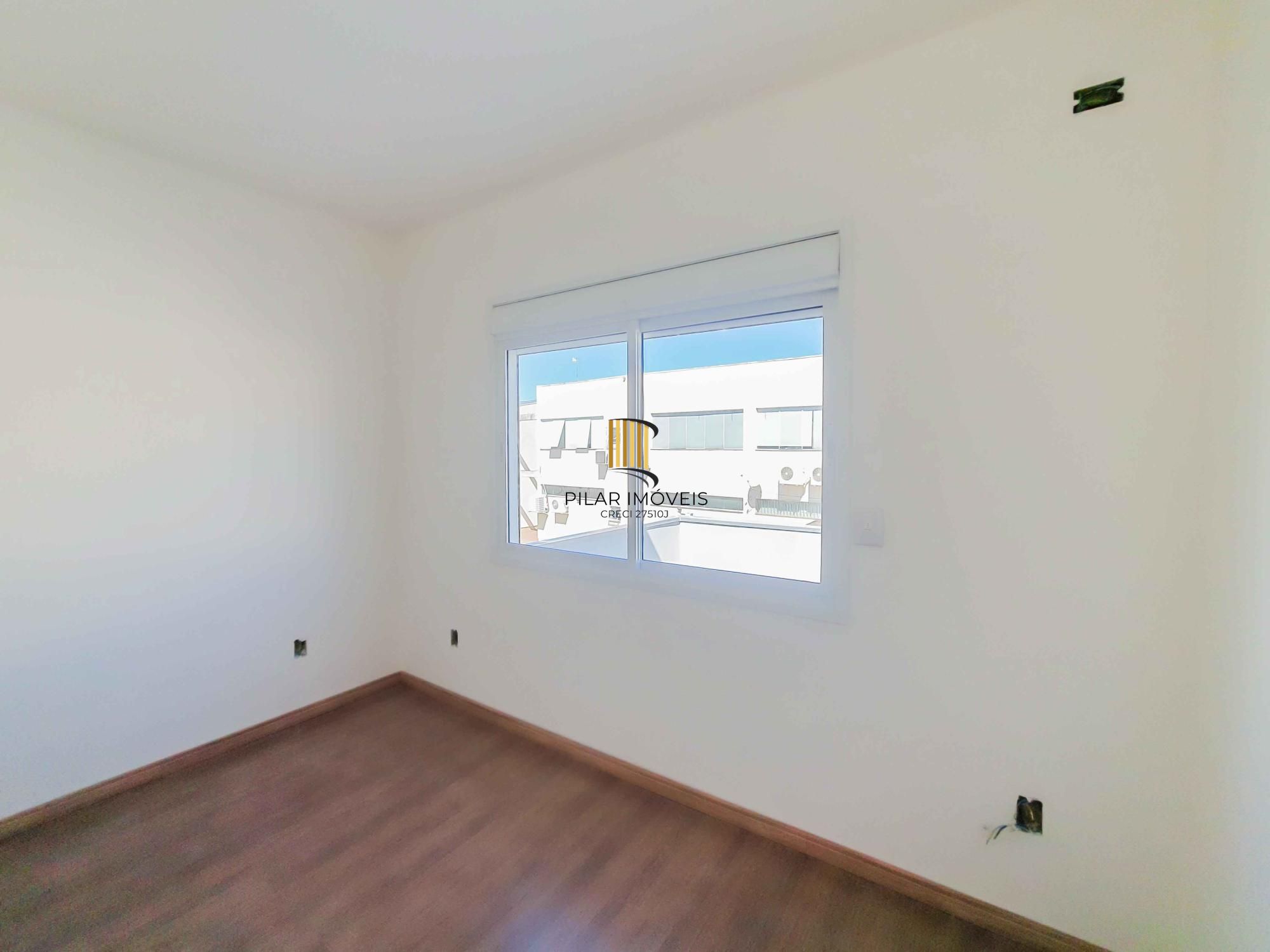 Casa em condomínio 4 D, sendo um dormitório no térreo, 168 m², garagem coberta