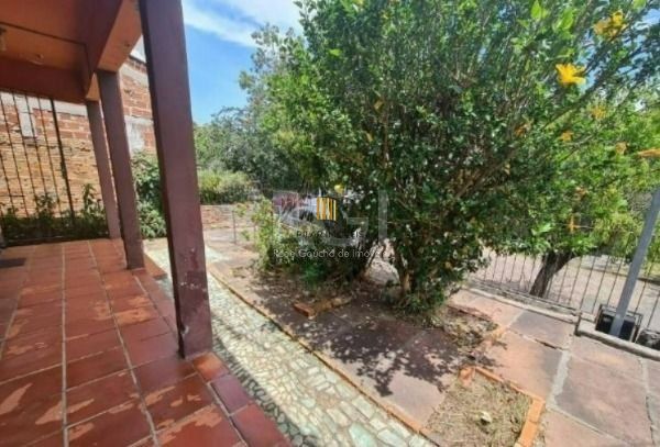 Casa em Porto Alegre, no bairro Tristeza, com 2 dormitório(s), e 2 banheiros, à 