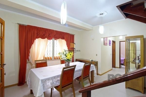 Casa em Porto Alegre, no bairro Tristeza, com 3 dormitório(s), e 3 banheiros, à 