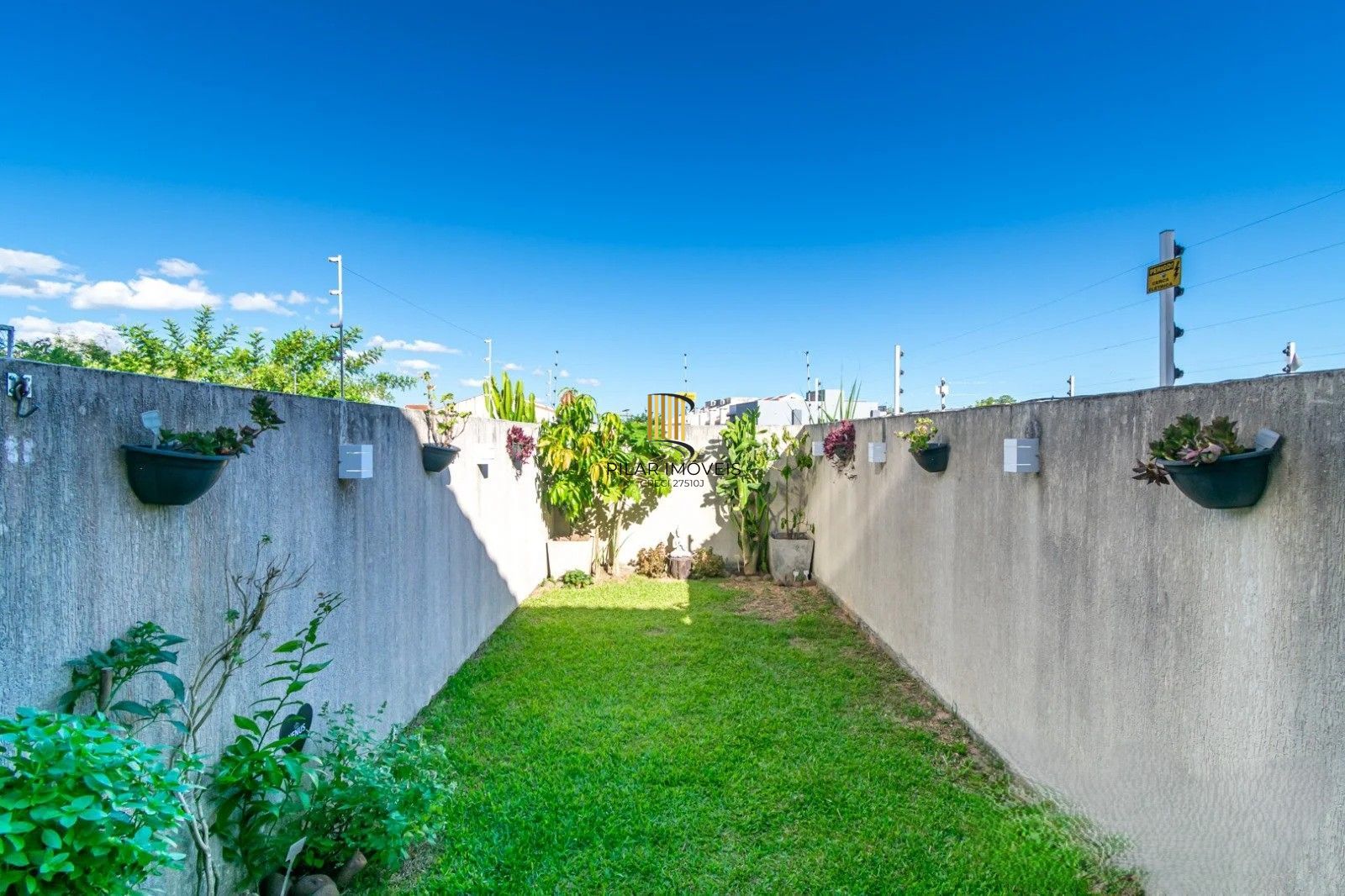 Excelente sobrado, semimobiliado,  com 77m², 2 dormitórios e 1 vaga de garagem. À venda no Hípica Boulevard – Zona Sul.