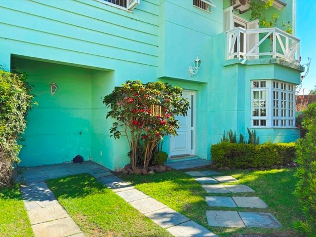 Casa em Condominio fechado com 4 dormitórios e 1 suíte.