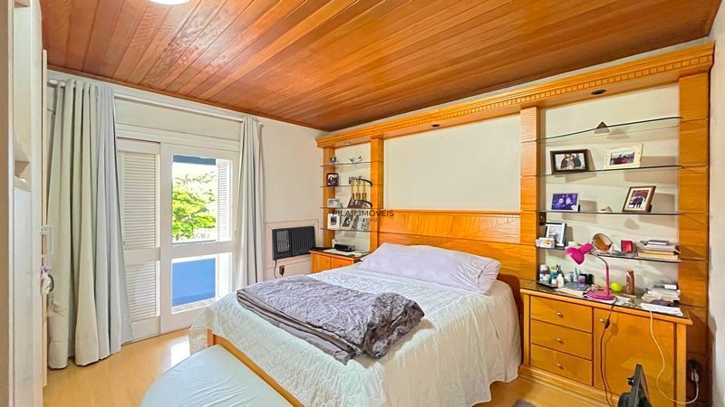 Casa de esquina com 285m², 3 dormitórios, sendo 1 suites, 4 vagas - amplo pátio 