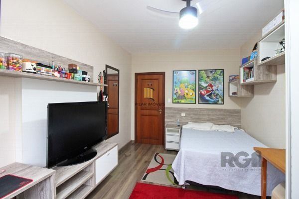 Casa em Porto Alegre, no bairro Guarujá, com 3 dormitório(s), e 3 banheiros, à v