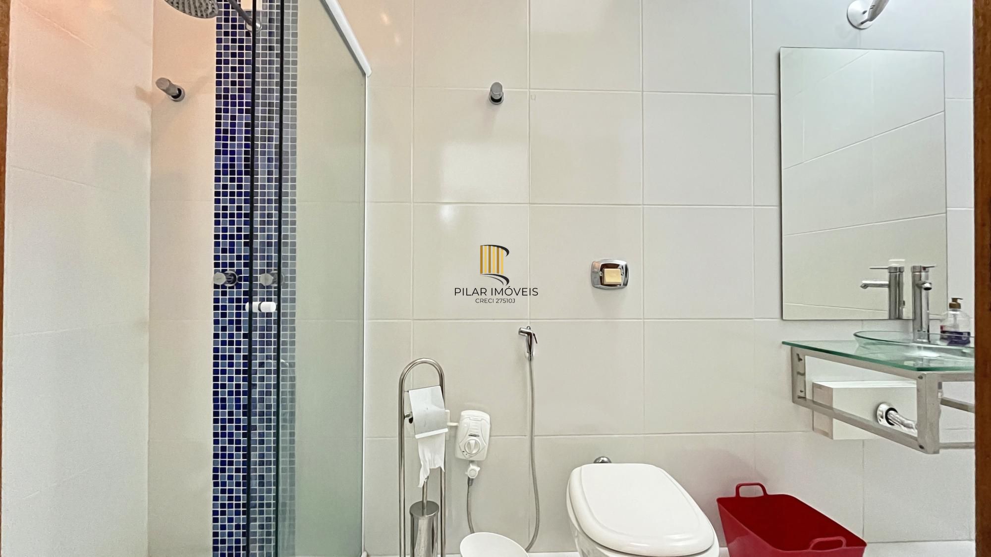 Casa 3D com 2 suítes e piscina.