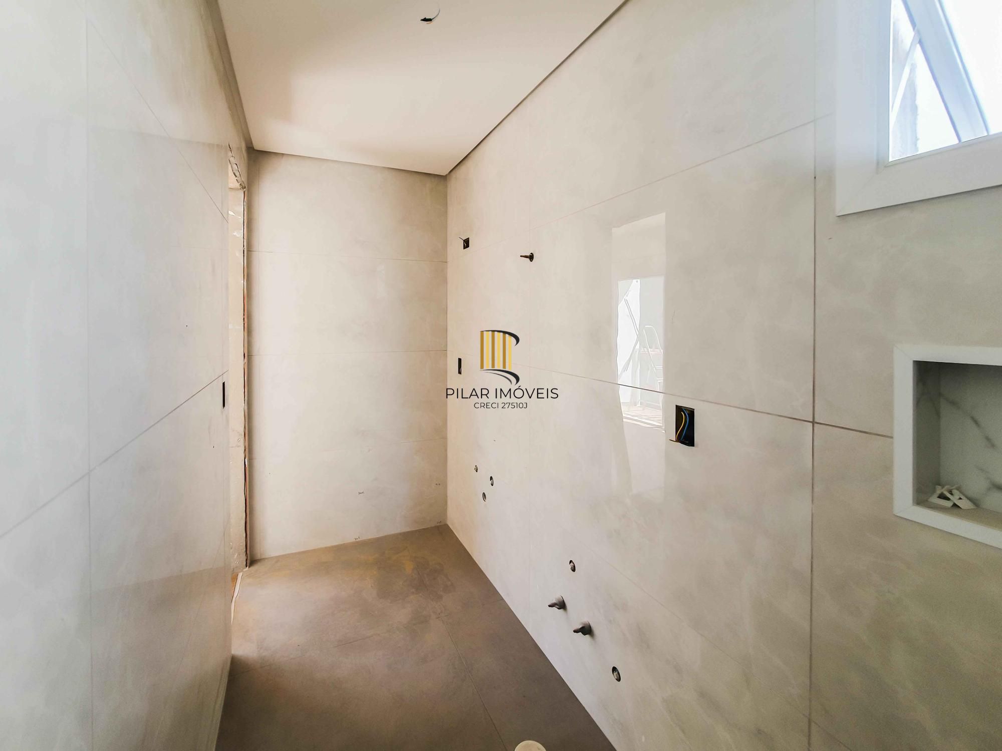 Casa em condomínio 4 D, sendo um dormitório no térreo, 168 m², garagem coberta