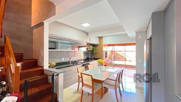 Casa em Porto Alegre, no bairro Guarujá, com 3 dormitório(s), e 3 banheiros, à v