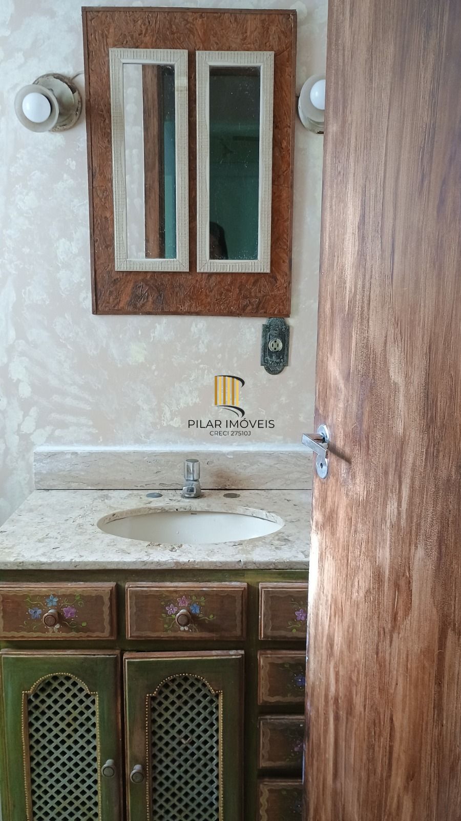 Apartamento 2 dormitórios no Bairro Jardim Carvalho.