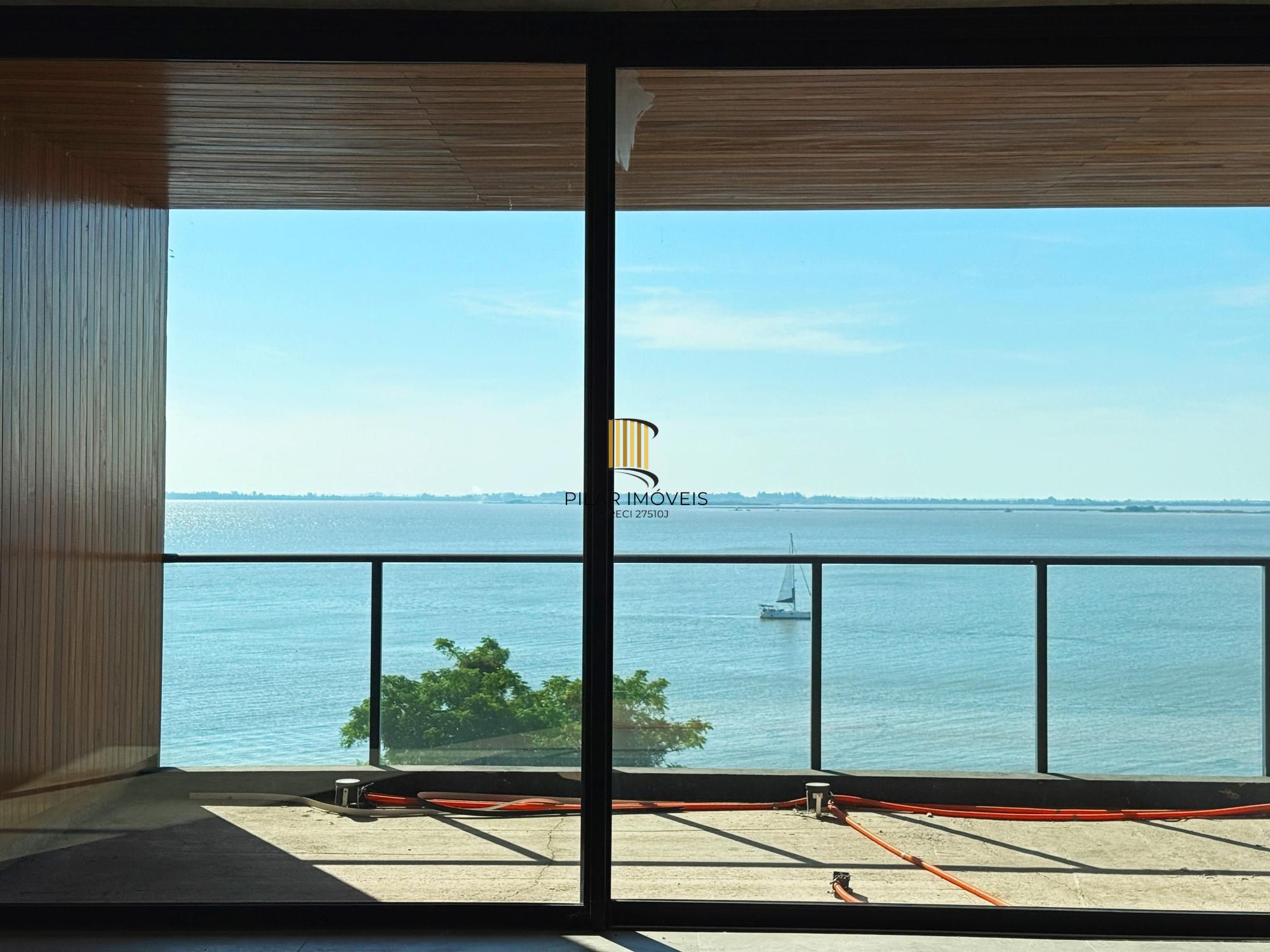 Belíssimo apartamento com 230,6m2, 3 suítes e 4 vagas de garagem. Projeto diferenciado e vista deslumbrante para o pôr do sol do Guaíba.