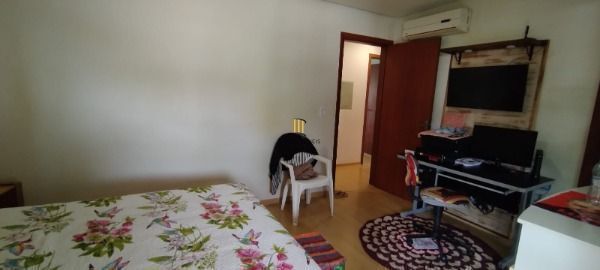 Casa em Porto Alegre, no bairro Nonoai, com 6 dormitório(s), e 6 banheiros, à ve
