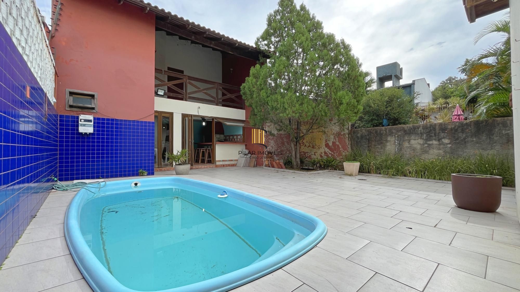 Casa 3D com 2 suítes e piscina.