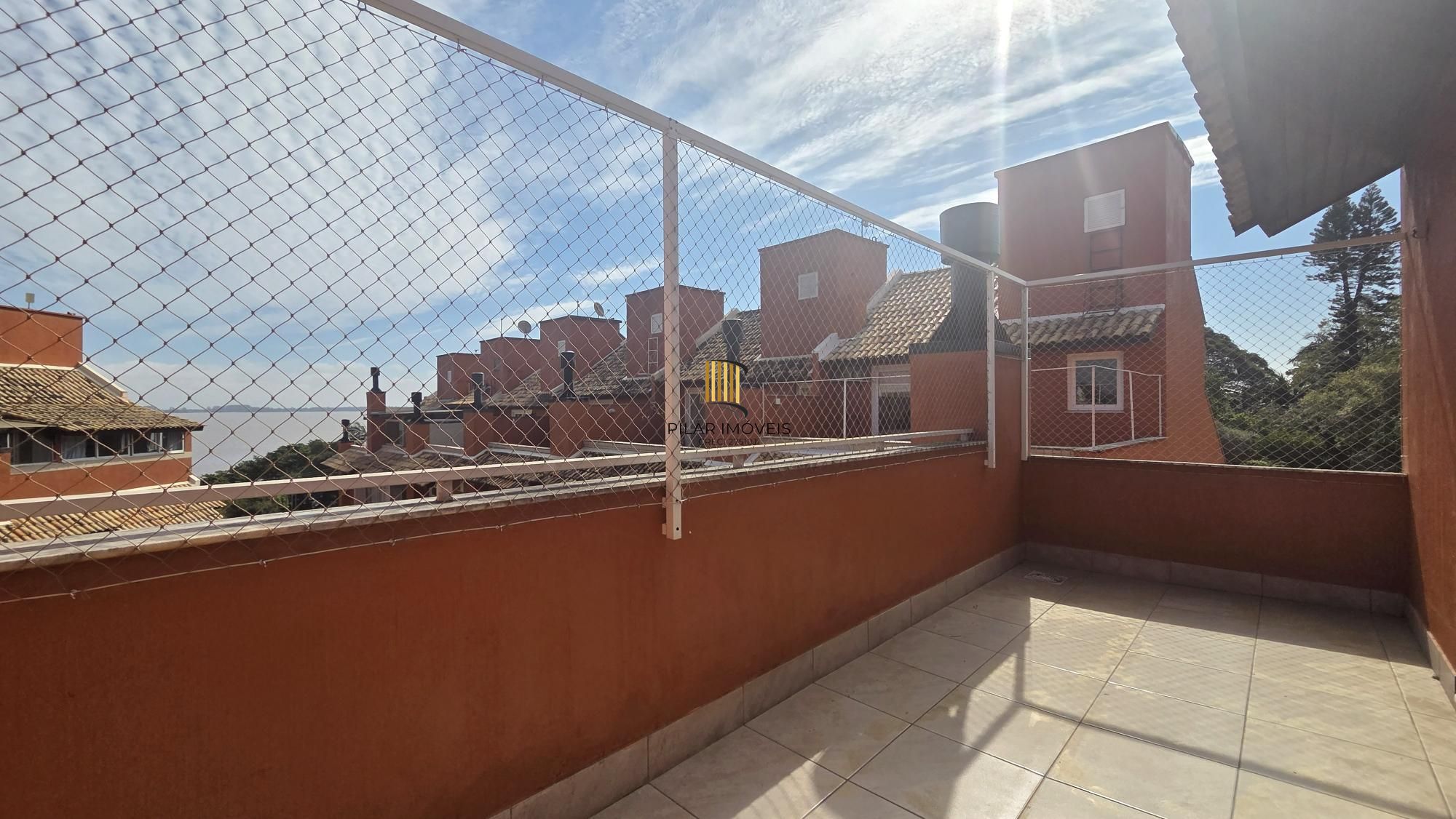 Excelente casa em condomínio fechado, com 252 m² de área privativa, com 4 dormitórios, 1 suíte e 2 vagas de garagem.