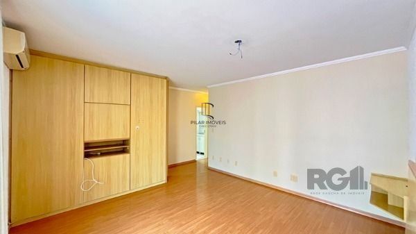 Casa em Porto Alegre, no bairro Nonoai, com 4 dormitório(s), à venda.