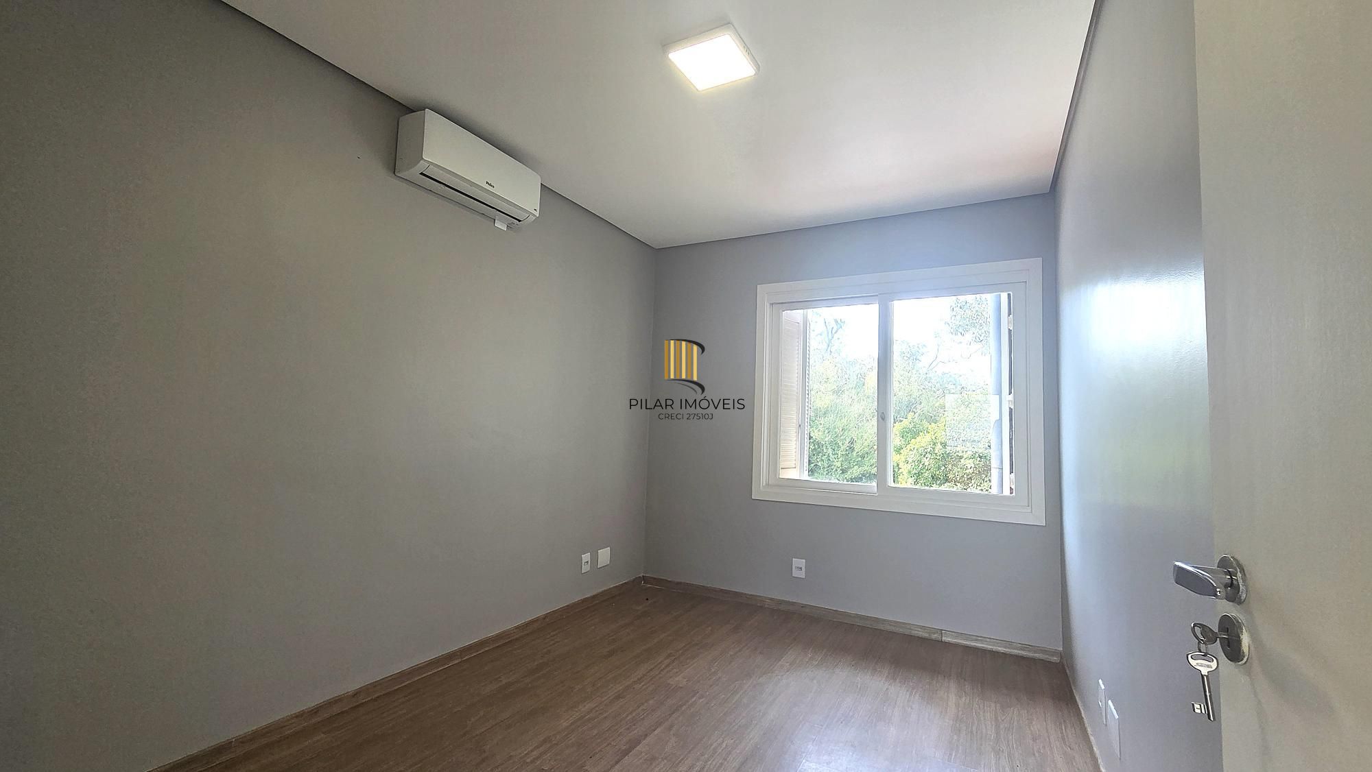 Excelente casa em condomínio fechado, com 252 m² de área privativa, com 4 dormitórios, 1 suíte e 2 vagas de garagem.