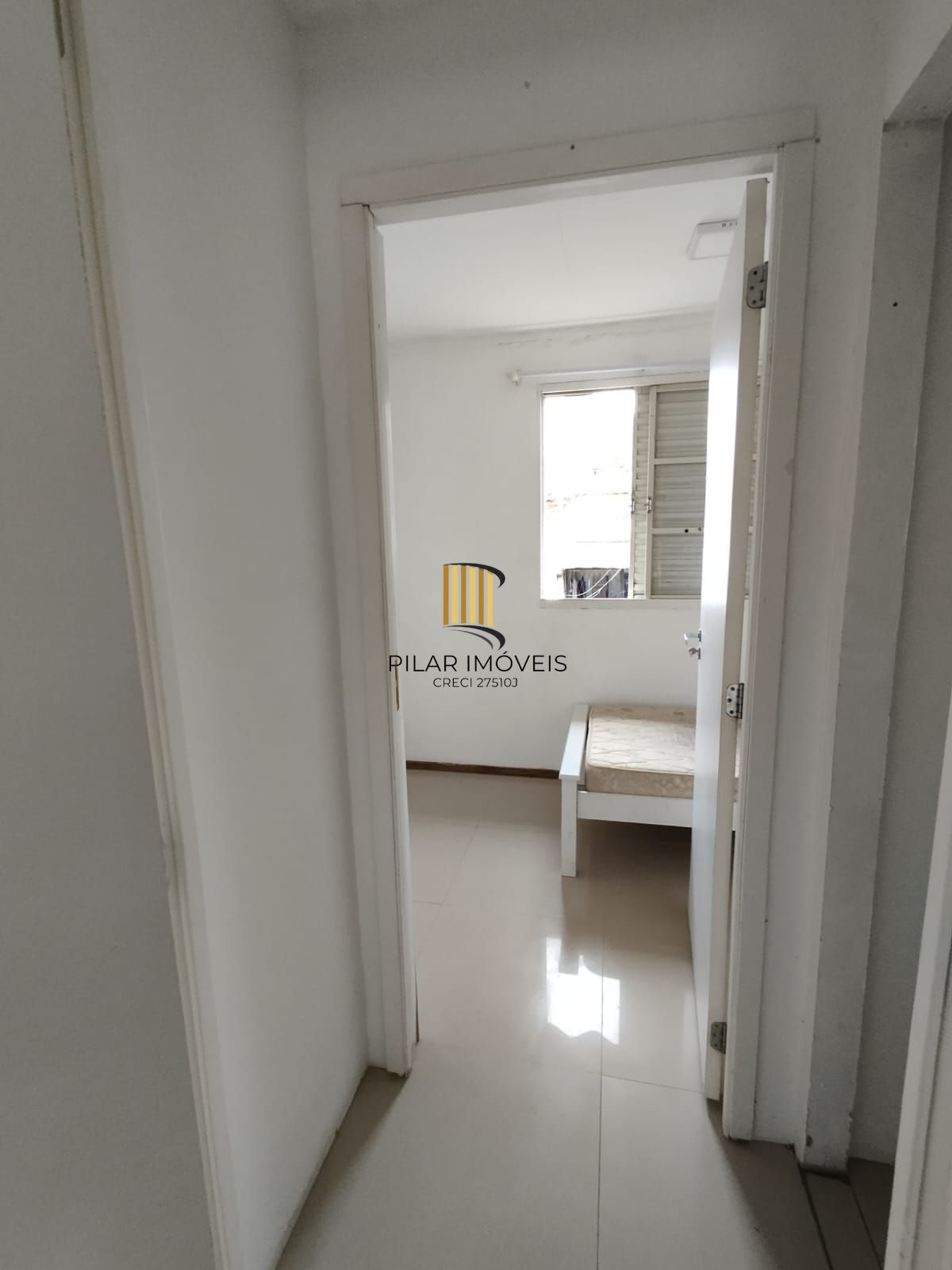 Casa 2 dorm, sala, cozinha, banheiro e área gourmet. Aceita carro no negócio. Nã