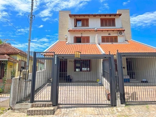 Casa em Porto Alegre, no bairro Tristeza, com 3 dormitório(s), e 3 banheiros, à 