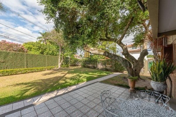 Casa em Porto Alegre, no bairro Ipanema, com 3 dormitório(s), e 3 banheiros, à v