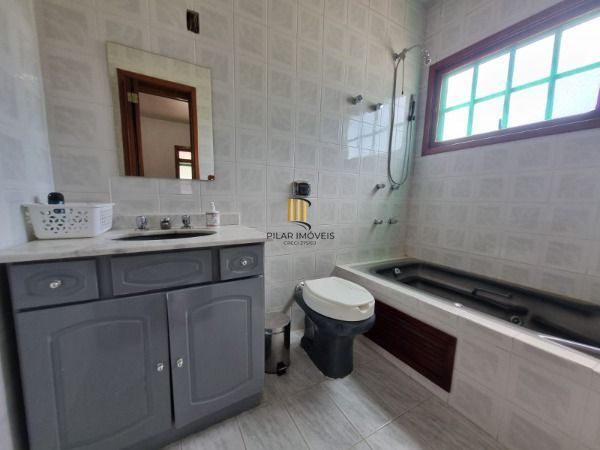 Sobrado em Porto Alegre, no bairro Ponta Grossa, com 4 dormitório(s), e 4 banhei