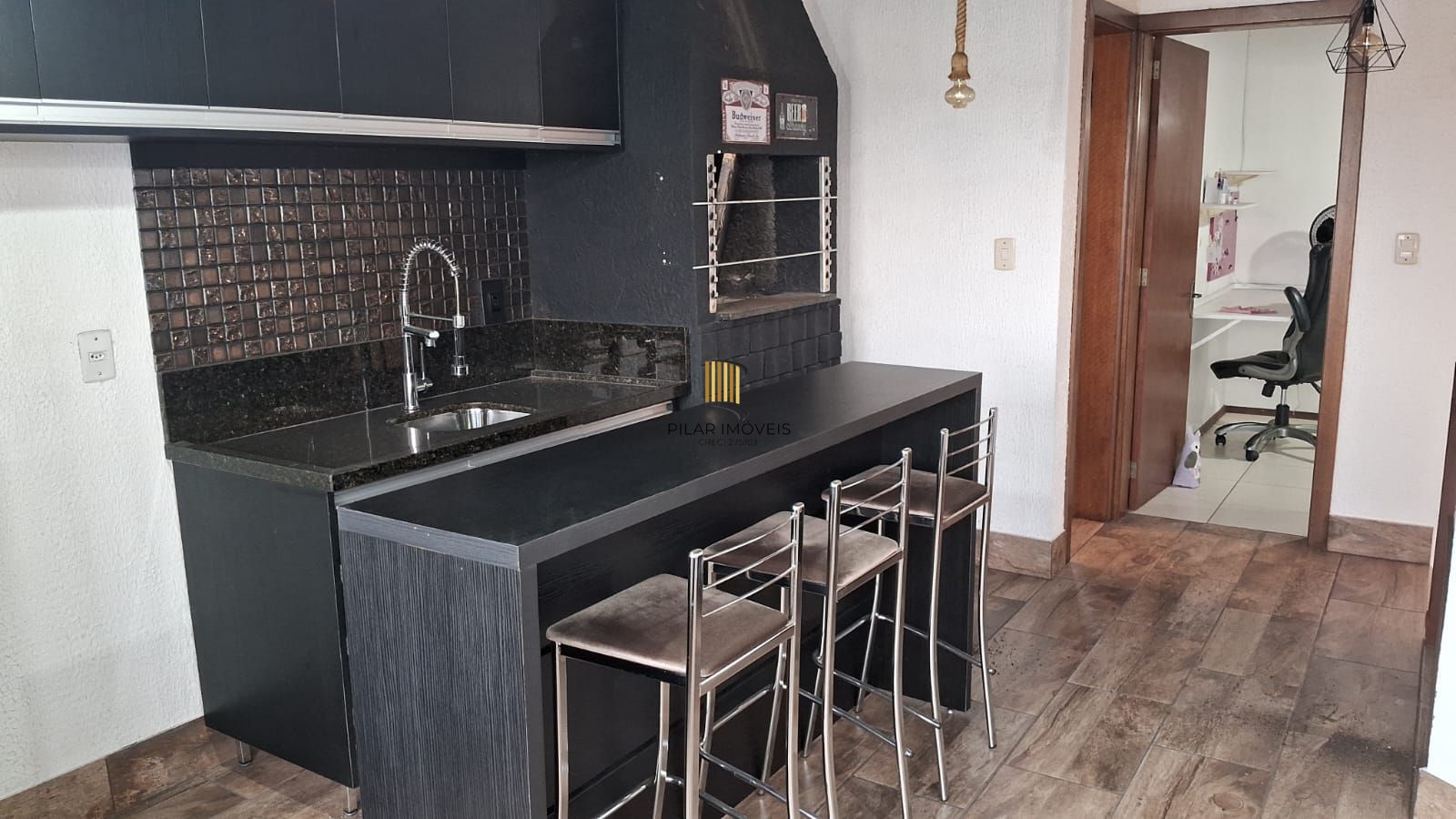 Excelente Residência com 3 dormitórios sendo 2 deles suítes de casal.