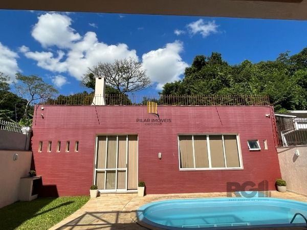 Casa em Porto Alegre, no bairro Nonoai, com 4 dormitório(s), à venda.