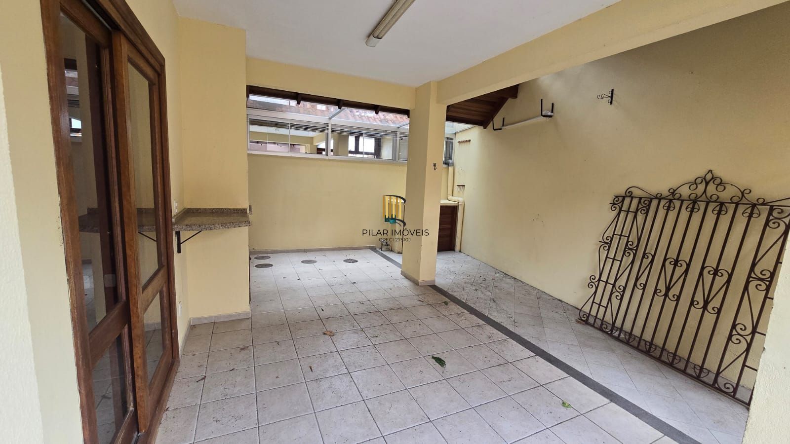 Casa em condomínio fechado com 3 dormitórios-1 suíte no Bairro Guarujá