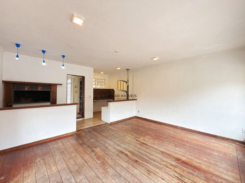 Linda Residência em Condomínio Fechado no Bairro Pedra Redonda.