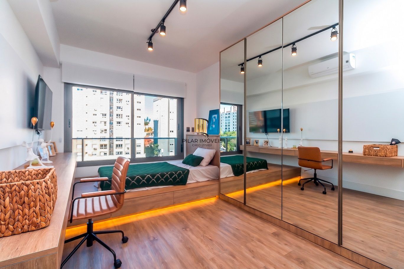 Apartamento NOVO, 100% mobiliado, com 149,84m² de área privativa, 3 suítes e 2 vagas de garagem.