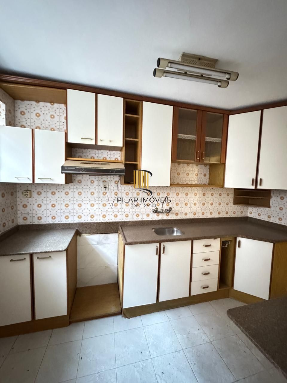 Em frente ao estádio beira Rio, apartamento 2 D , com 79m²,semi mobiliado.