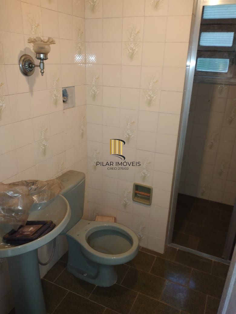 Casa em Porto Alegre, no bairro Nonoai, com 3 dormitório(s), e 3 banheiros, à ve