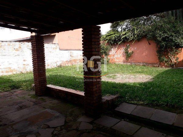 Casa em Porto Alegre, no bairro Espírito Santo, com 2 dormitório(s), e 2 banheir