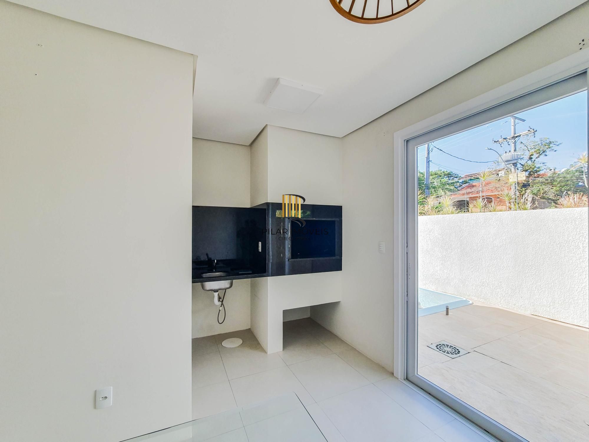 Linda casa Térrea em Condomínio, 3 suítes, 3 vagas cobertas, pátio com Piscina!
