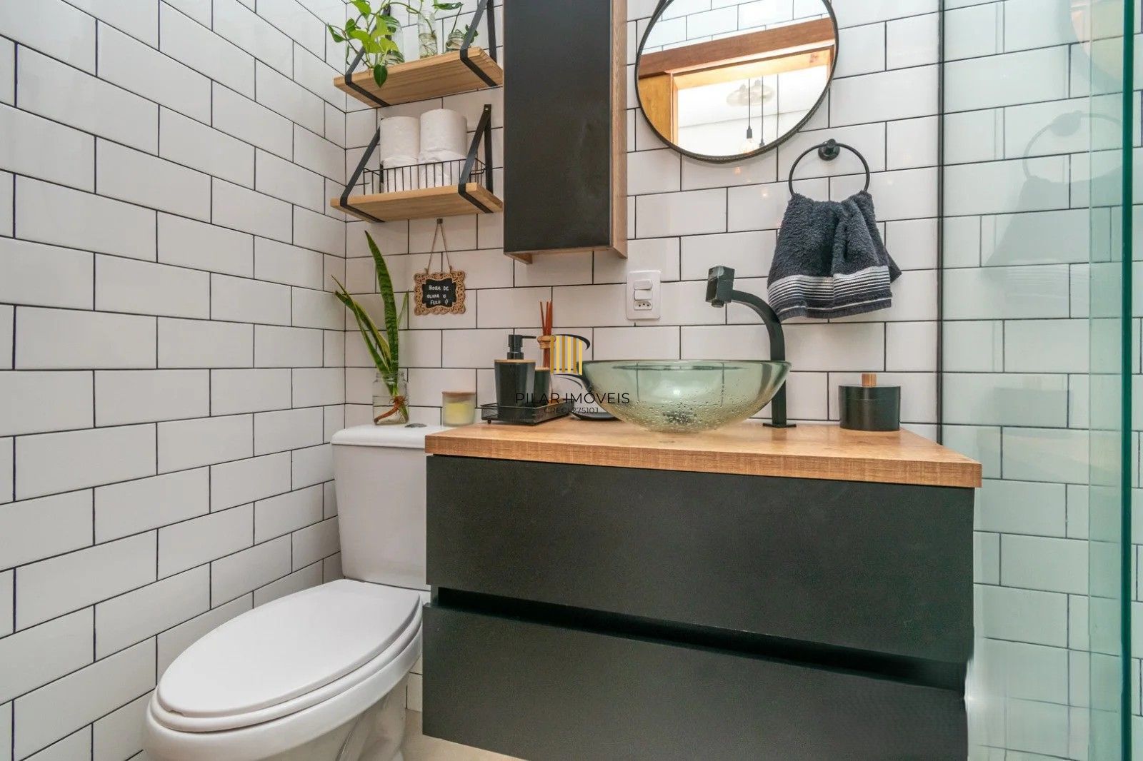 Excelente sobrado, semimobiliado,  com 77m², 2 dormitórios e 1 vaga de garagem. À venda no Hípica Boulevard – Zona Sul.