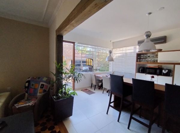 Casa em Porto Alegre, no bairro Vila Nova, com 3 dormitório(s), e 3 banheiros, à