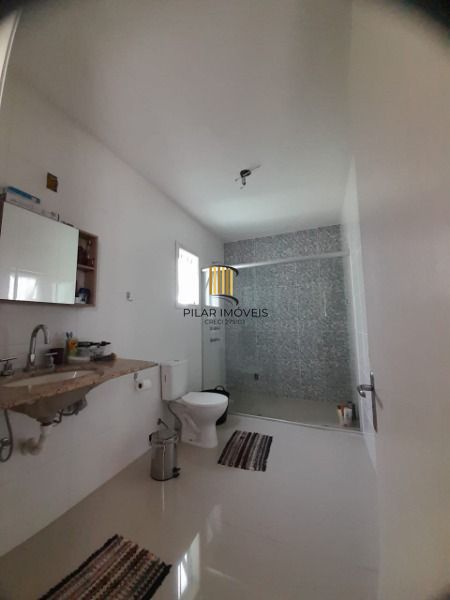 Casa em Porto Alegre, no bairro Guarujá, com 3 dormitório(s), e 3 banheiros, à v